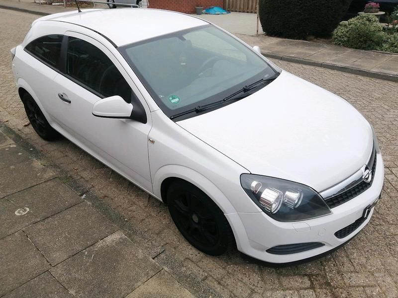 Weiß Gebraucht 2009 Opel Astra Coupé | 1.350 € (Guter Preis) - Bild 1/4