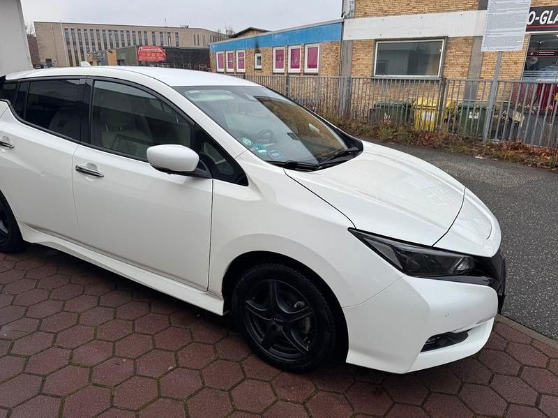 Weiß Gebraucht 2023 Nissan Leaf Tekna Kleinwagen | 17.490 € (Fairer Preis) - Bild 1/4