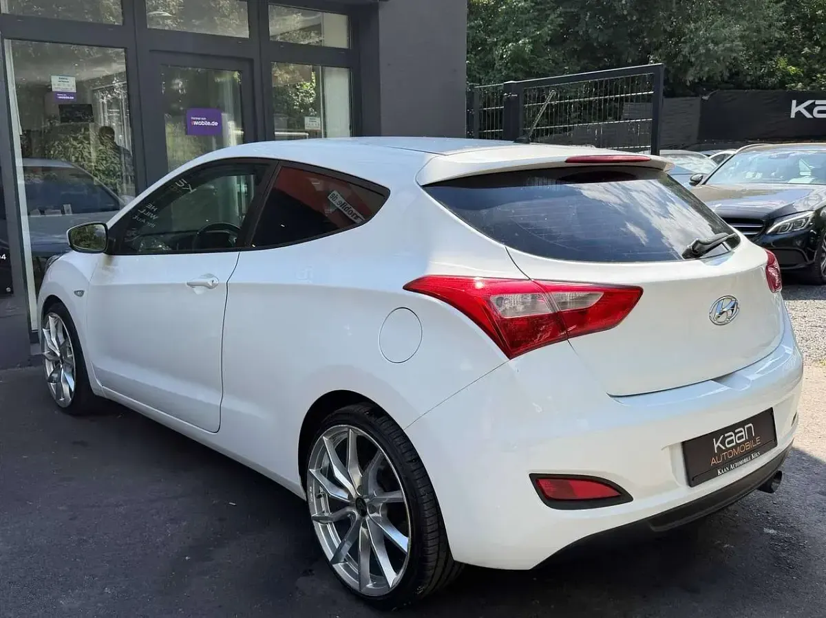 Gebraucht Hyundai i30 Classic 99 PS (72 kW) 2015 Polar white / sol Coupé