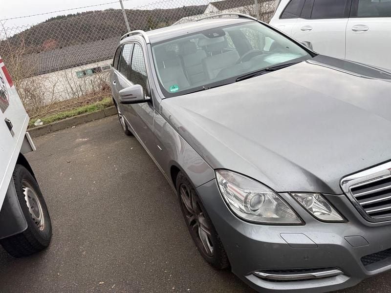 Gebraucht Mercedes E220 Avantgarde 170 PS (125 kW) 2010 Limousine
