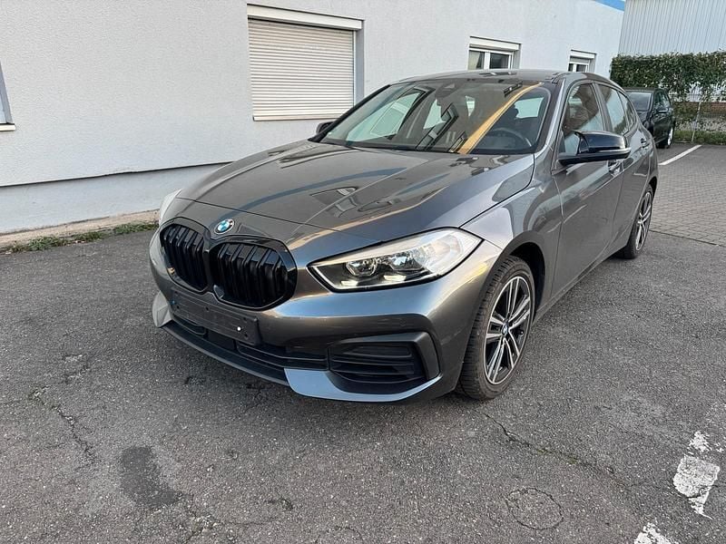 Silber Gebraucht 2021 BMW 118 Advantage Kleinwagen | 16.000 € (Fairer Preis) - Bild 1/4