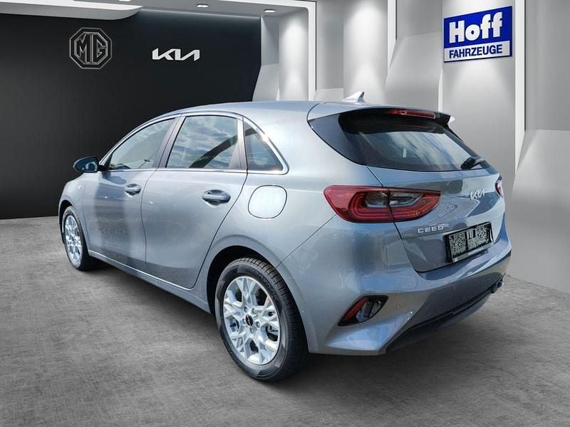 Neu Kia Ceed Vision 140 PS (102 kW) 2026 Silber Kleinwagen