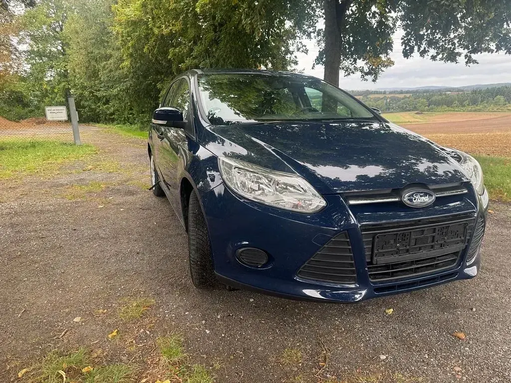 Usado Ford Focus Ambiente 101 CV (74 kW) 2014 Azul Berlina