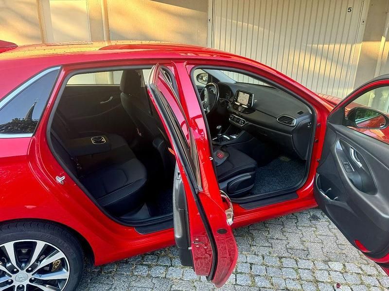 Gebraucht Hyundai i30 Intro Edition 136 PS (100 kW) 2017 Rot Limousine