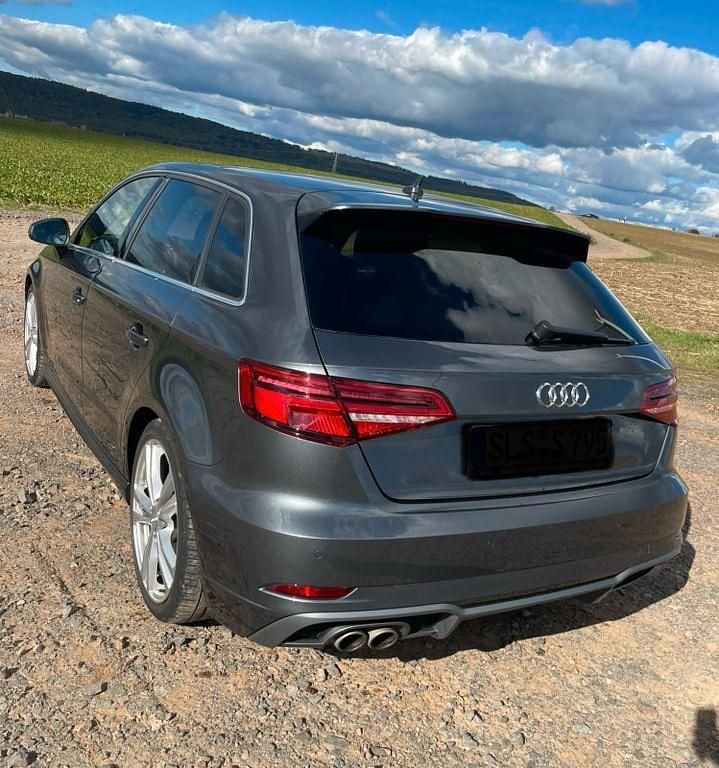 Grau Gebraucht 2018 Audi A3 S-Line Limousine | 19.000 € (Fairer Preis) - Bild 1/4