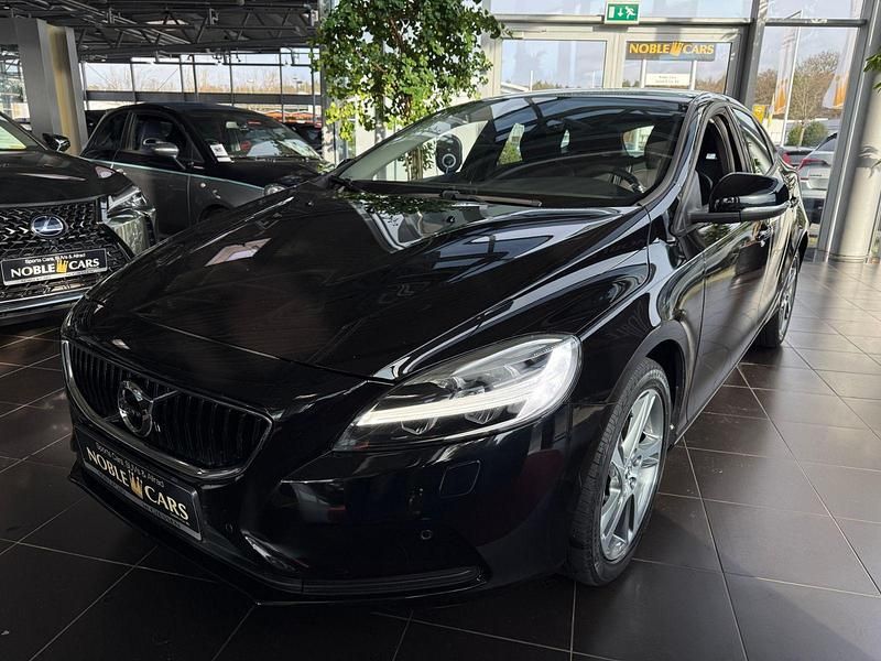 Gebraucht Volvo V40 Momentum 152 PS (111 kW) 2017 Schwarz Limousine