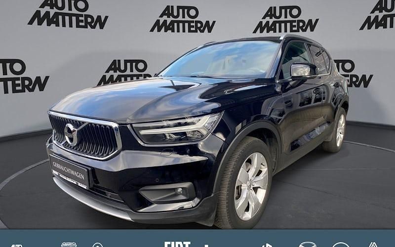 Onyx black / metallic (metallic) Gebraucht 2021 Volvo XC40 Momentum SUV | 31.790 € (Fairer Preis) - Bild 1/4