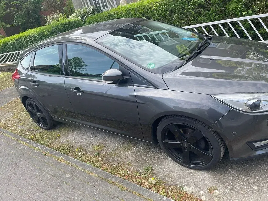 Gebraucht Ford Focus Trend 120 PS (88 kW) 2016 Grau Limousine