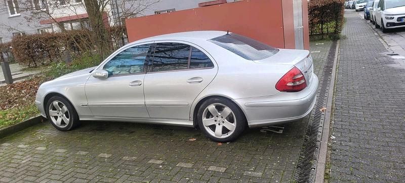 Silber Gebraucht 2005 Mercedes E320 Limousine | 2.990 € - Bild 1/4