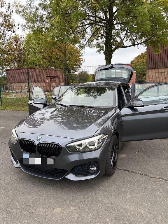 Grau Gebraucht 2019 BMW 118 M Sport Kleinwagen | 19.000 € (Guter Preis) - Bild 1/4
