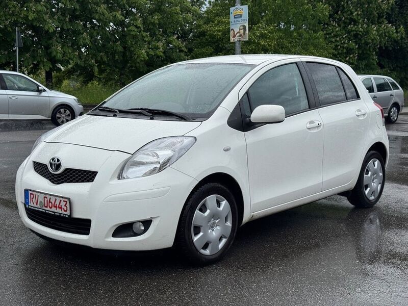 Weiß Gebraucht 2011 Toyota Yaris Multidrive S Limousine | 6.975 € - Bild 1/4