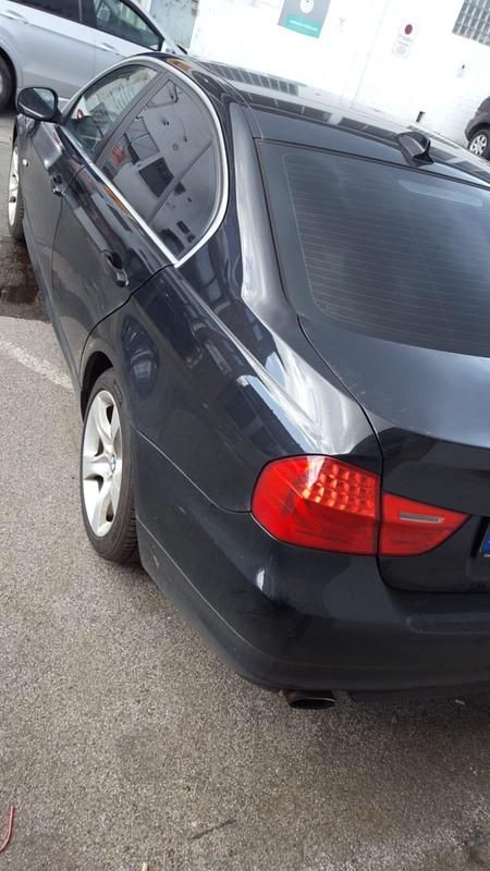 Gebraucht BMW 318 143 PS (105 kW) 2011 Schwarz Limousine