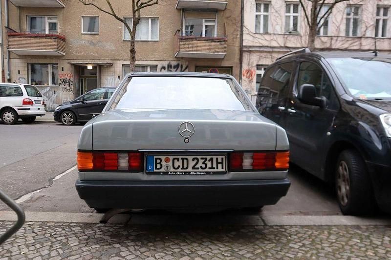 Gebraucht Mercedes 190 122 PS (89 kW) 1983 Silber Limousine