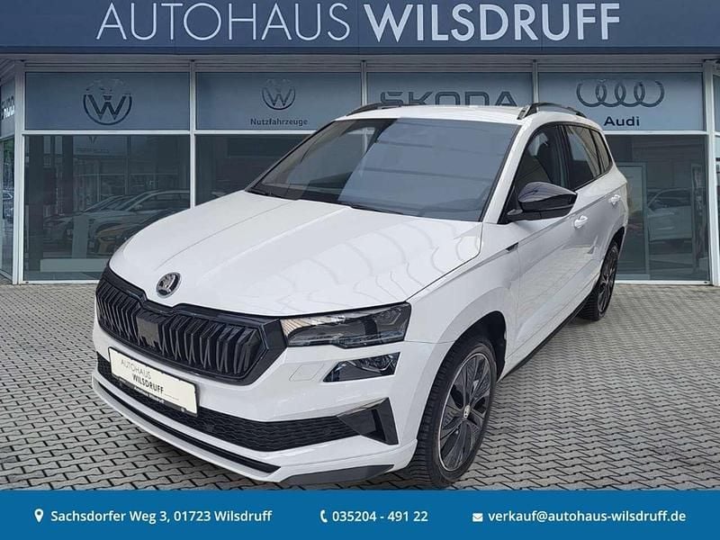 Moonweiß Neu 2025 Skoda Karoq SportLine SUV | 35.780 € (Fairer Preis) - Bild 1/4