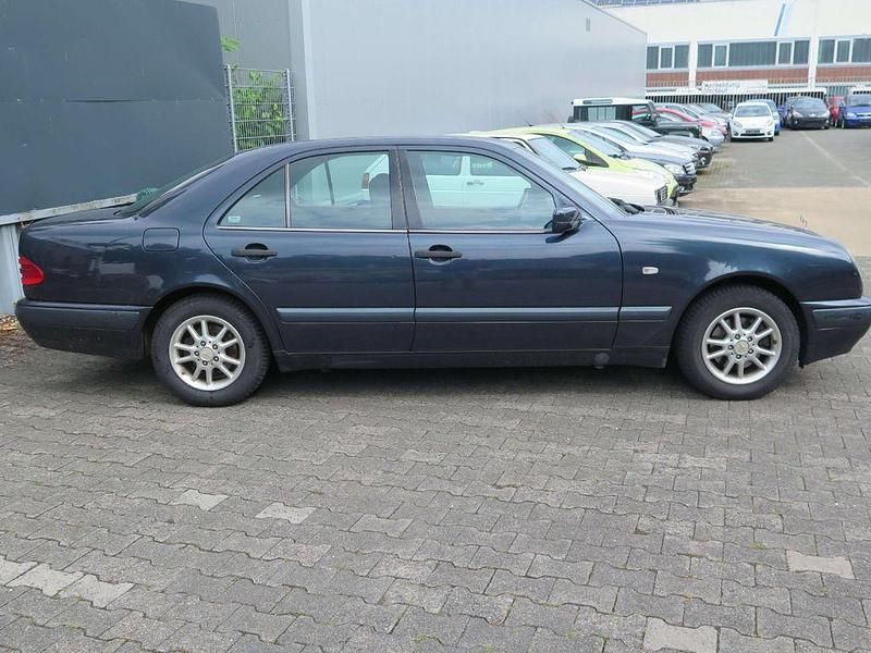 Blau Gebraucht 1998 Mercedes E220 Classic Limousine | 5.100 € (Superpreis) - Bild 1/4