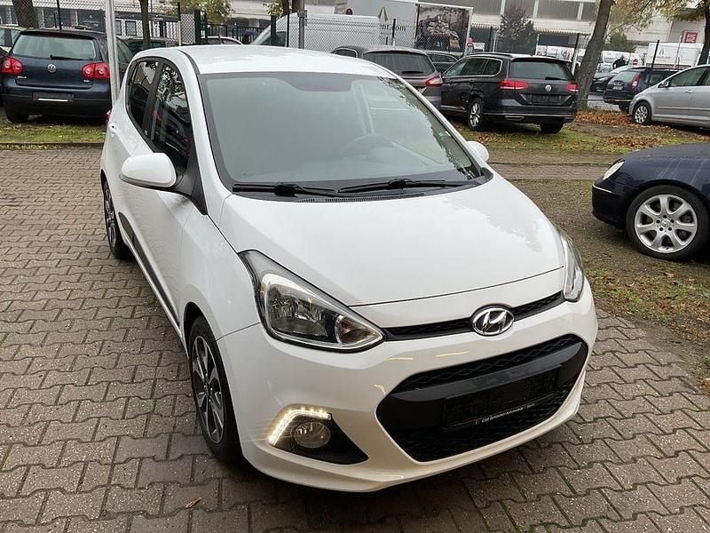 Weiß Gebraucht 2016 Hyundai i10 Passion Kleinwagen | 7.444 € (Guter Preis) - Bild 1/4