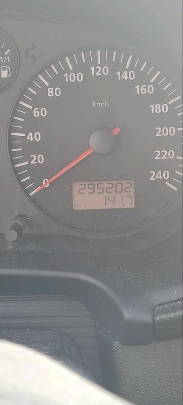 Usata Seat Leon 105 CV (77 kW) 2004 Andere farben Utilitaria