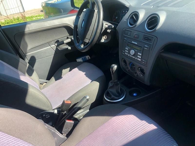 Gebraucht Ford Fusion 80 PS (58 kW) 2011 Blau Kleinwagen