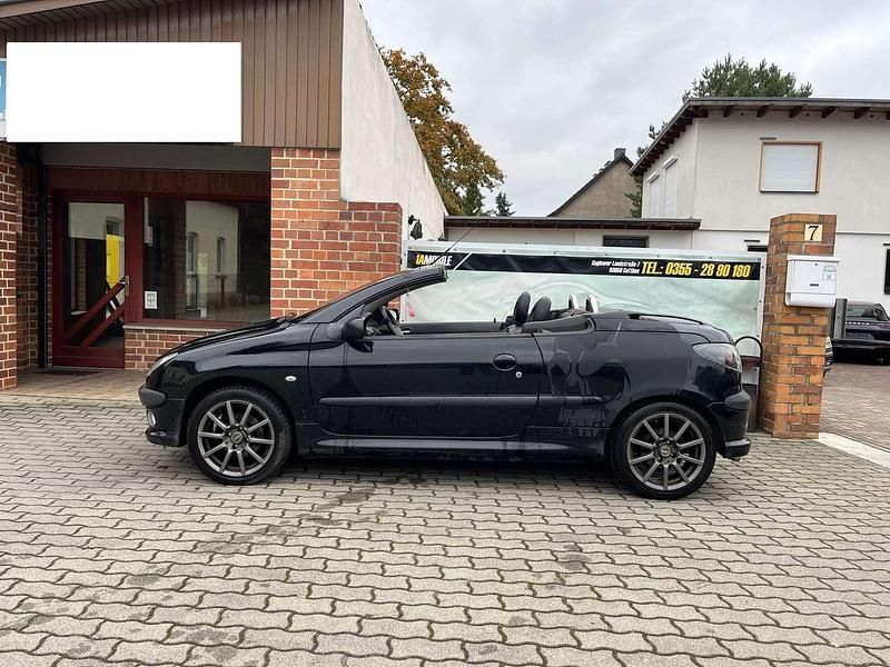 Gebraucht Peugeot 206 CC 109 PS (80 kW) 2002 Schwarz Cabrio