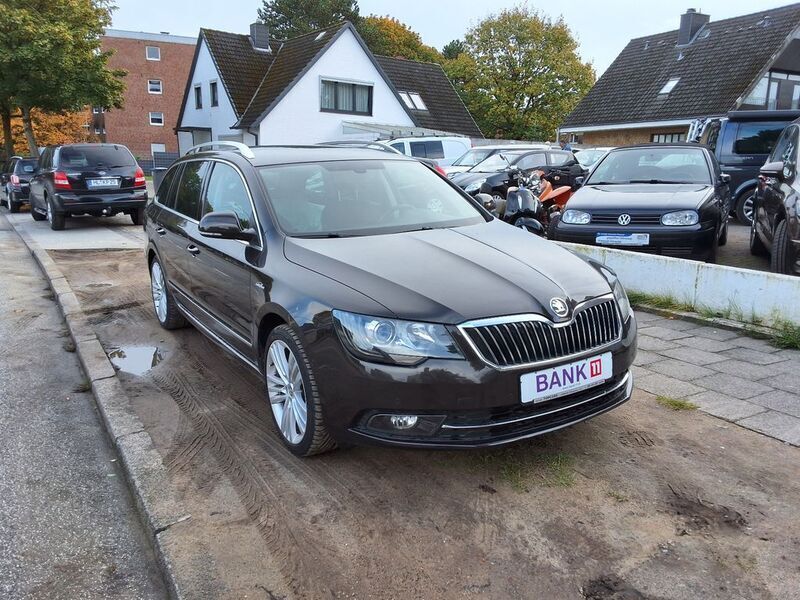 Braun Gebraucht 2014 Skoda Superb LAURIN & KLEMENT Kombi | 12.290 € (Etwas zu teuer) - Bild 1/4