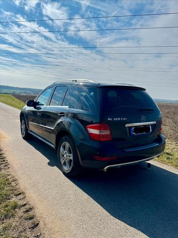 Second-hand Mercedes ML320 224 CP (164 kW) 2009 Negru SUV