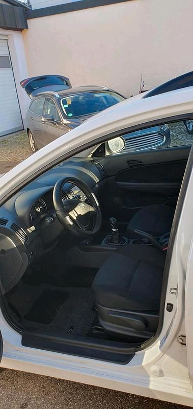 Gebraucht Hyundai i30 108 PS (79 kW) 2010 Weiß Kombi