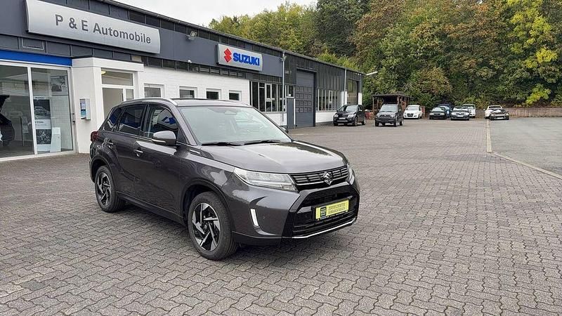 Titan dark gray metallic Gebraucht 2024 Suzuki Vitara Comfort+ SUV | 24.990 € (Etwas zu teuer) - Bild 1/4