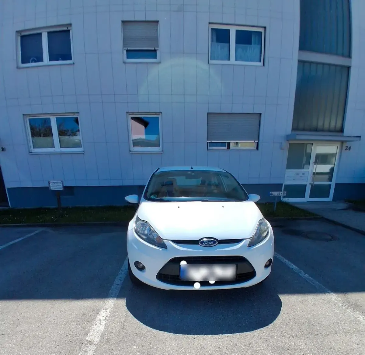 Gebraucht Ford Fiesta Ambiente 60 PS (44 kW) 2010 Weiß Kleinwagen