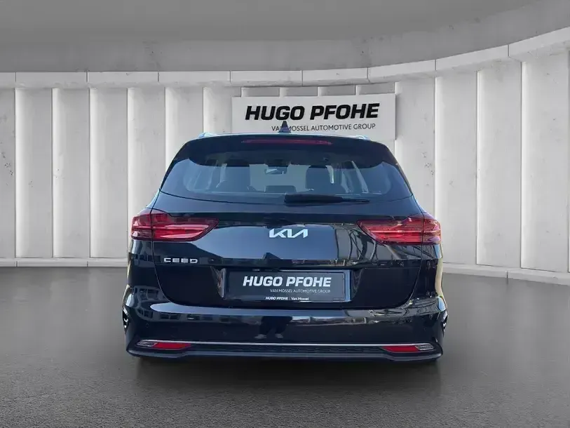 Second-hand Kia Ceed 120 CP (88 kW) 2023 Negru Hatchback