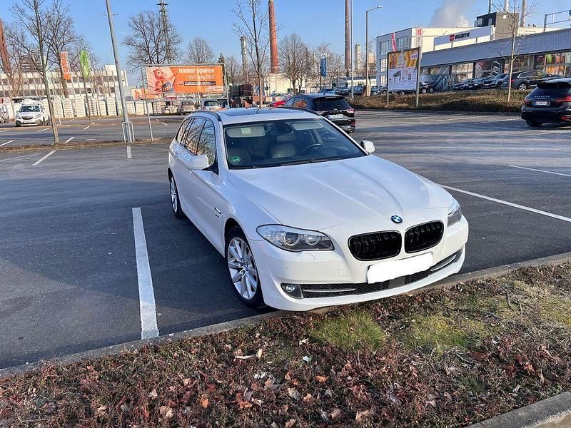 Weiß Gebraucht 2011 BMW 530 Sport Line Kombi | 11.900 € (Guter Preis) - Bild 1/4