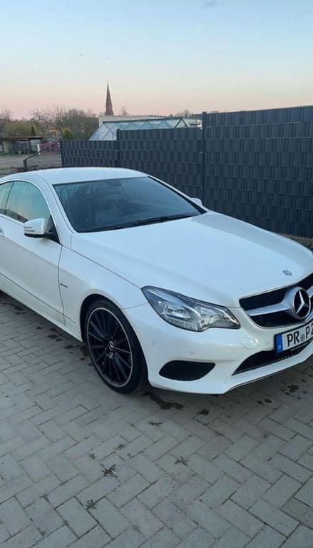 Weiß Gebraucht 2013 Mercedes E250 AMG line Coupé | 11.799 € (Fairer Preis) - Bild 1/4
