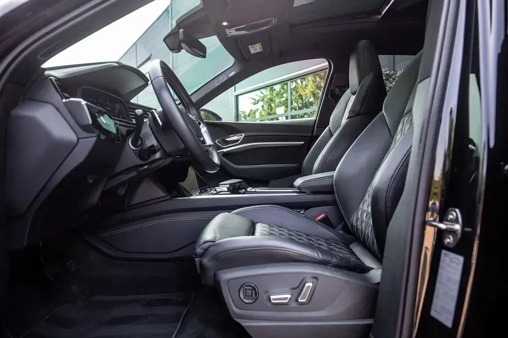 Gebraucht Audi e-tron Sportback Sport 369 kW (503 PS) 2021 Schwarz SUV