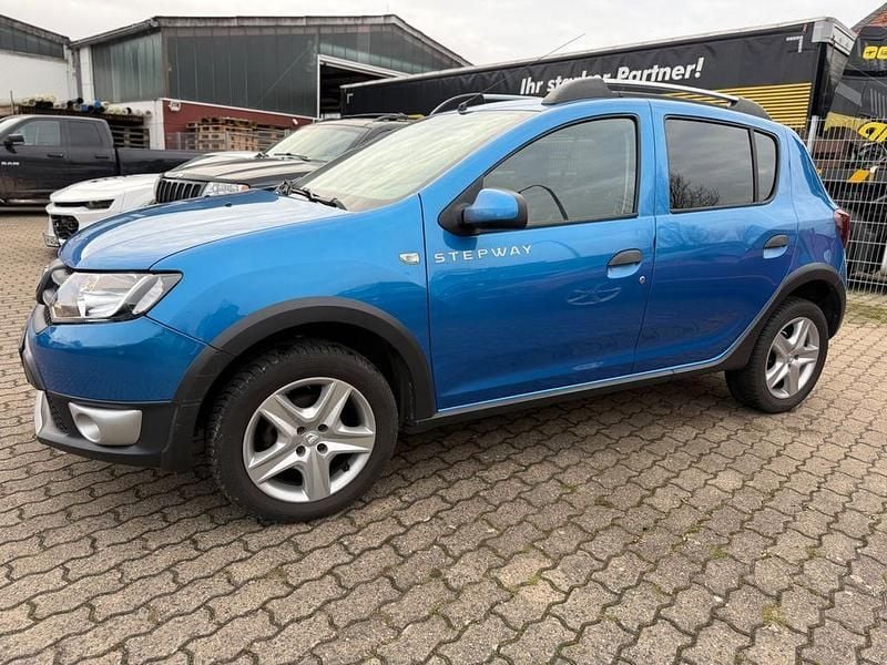 Blau Gebraucht 2015 Dacia Sandero Prestige Limousine | 3.299 € (Superpreis) - Bild 1/4