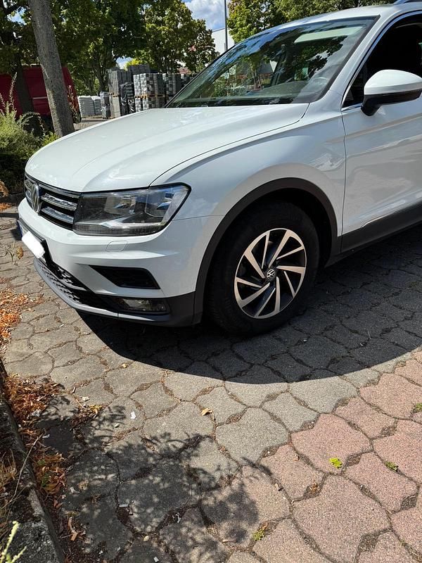 Weiß Gebraucht 2018 VW Tiguan Sound SUV | 19.500 € (Superpreis) - Bild 1/4
