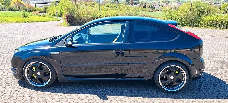 Używany Ford Focus ST 226 KM (166 kW) 2007 Czarny Sedan/Limuzyna