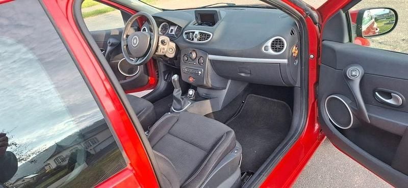 Gebraucht Renault Clio II Dynamique 75 PS (55 kW) 2010 Rot Limousine