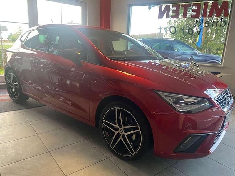 Rot (metallic) Gebraucht 2023 Seat Ibiza FR Limousine | 24.900 € - Bild 1/4