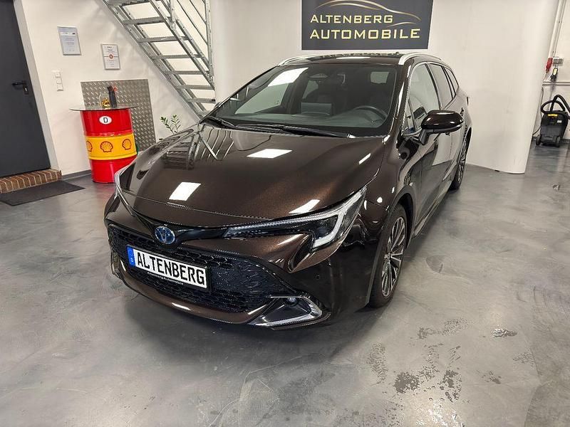 Braun Gebraucht 2024 Toyota Corolla Team Limousine | 27.990 € (Fairer Preis) - Bild 1/4
