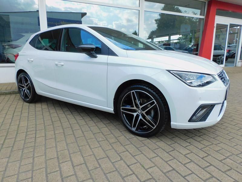 Weiß Gebraucht 2021 Seat Ibiza FR Limousine | 16.990 € (Etwas zu teuer) - Bild 1/4