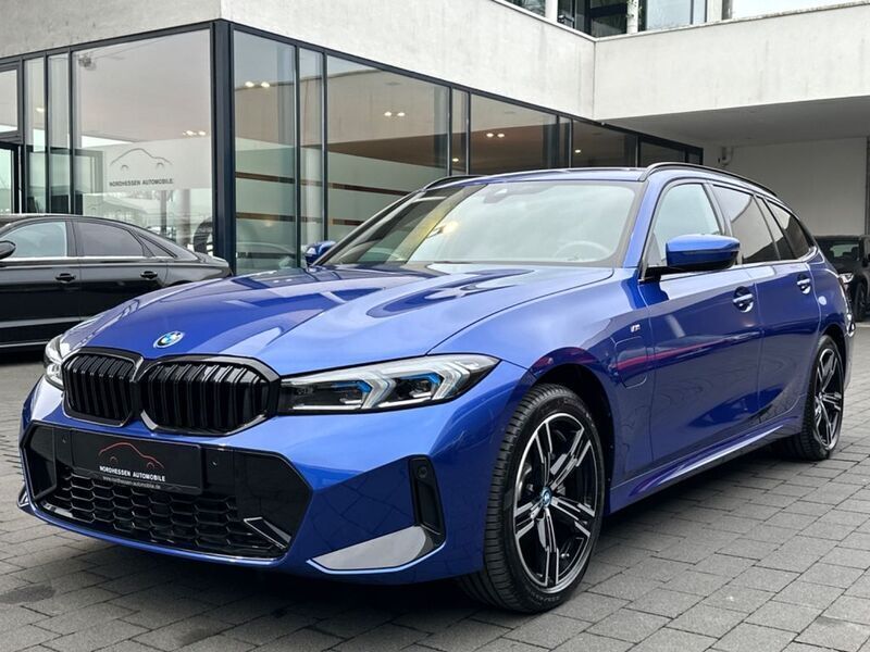 M portimao blau metallic Gebraucht 2023 BMW 330e M Sport Kombi | 43.890 € (Fairer Preis) - Bild 1/4