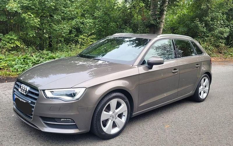 Grau Gebraucht 2014 Audi A3 Sportback Comfort Limousine | 12.200 € (Fairer Preis) - Bild 1/4