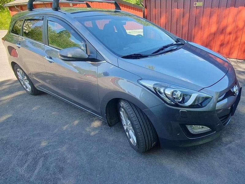 Grau Gebraucht 2014 Hyundai i30 Kombi | 9.390 € (Fairer Preis) - Bild 1/4