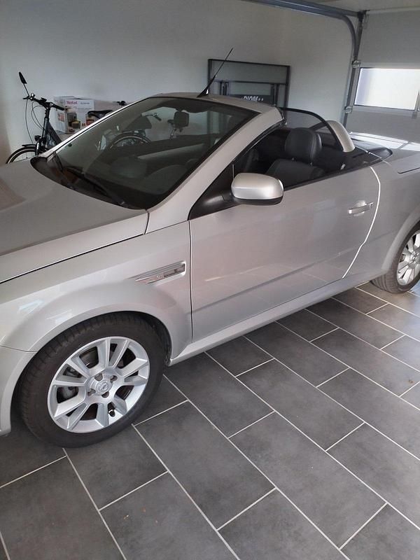 Silber Gebraucht 2006 Opel Tigra Cabrio | 3.950 € (Etwas zu teuer) - Bild 1/1