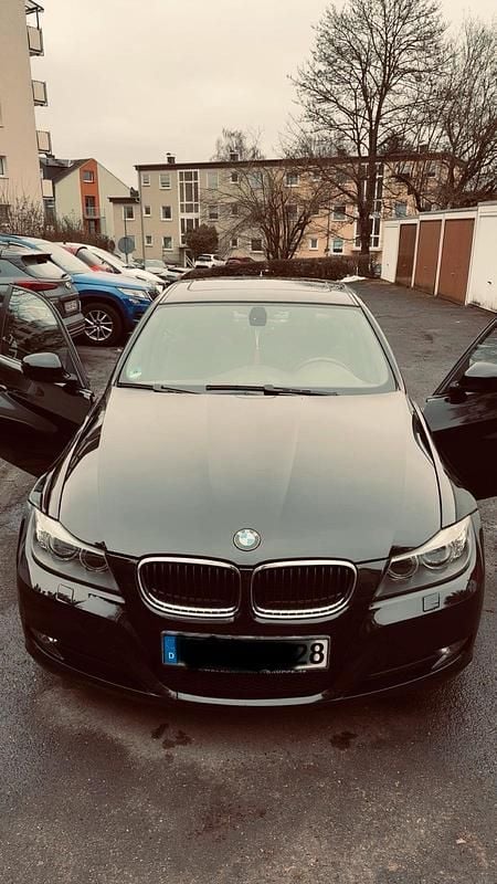Gebraucht BMW 320 177 PS (130 kW) 2009 Schwarz Limousine