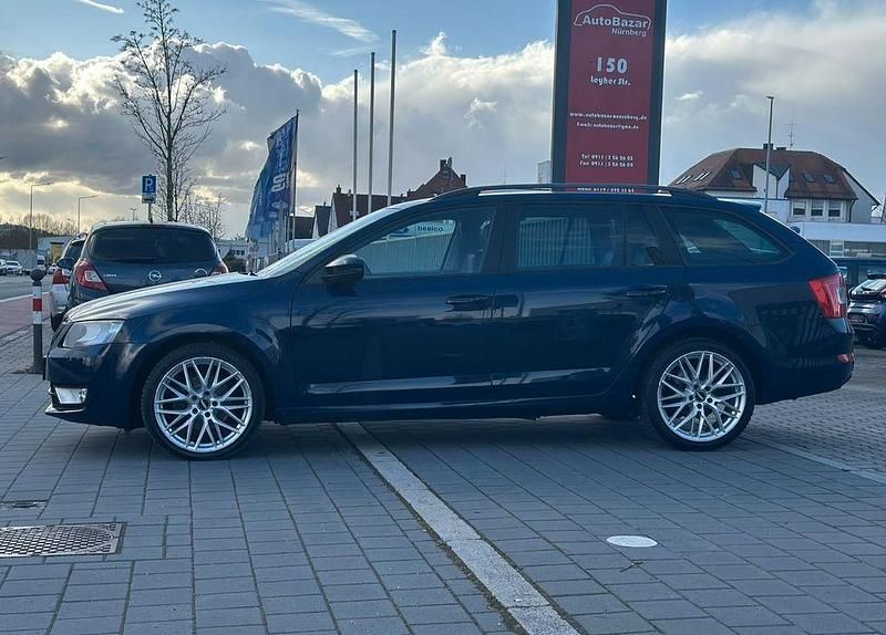 Gebraucht Skoda Octavia Elegance 150 PS (110 kW) 2015 Blau Kleinwagen