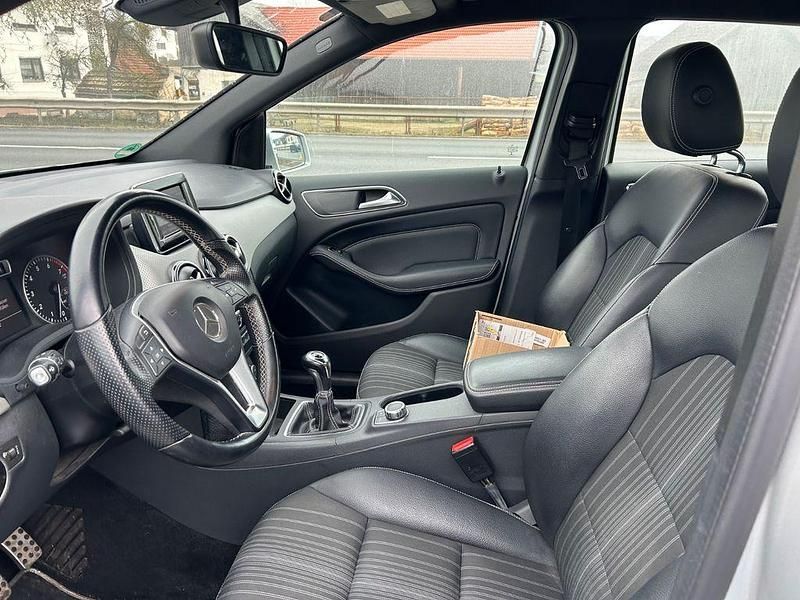 Gebraucht Mercedes B180 122 PS (89 kW) 2013 Silber Van / Kleinbus