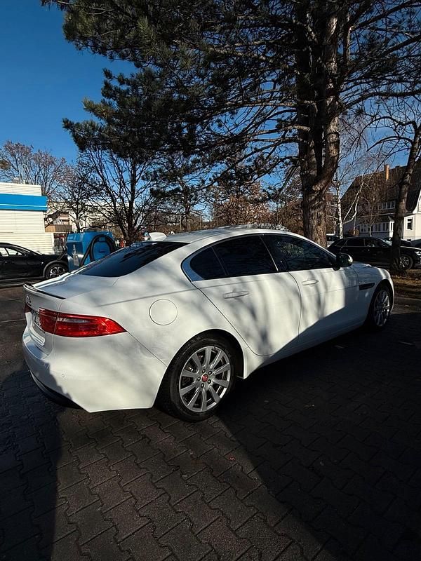 Używany Jaguar XE 180 KM (132 kW) 2016 Biały Sedan/Limuzyna