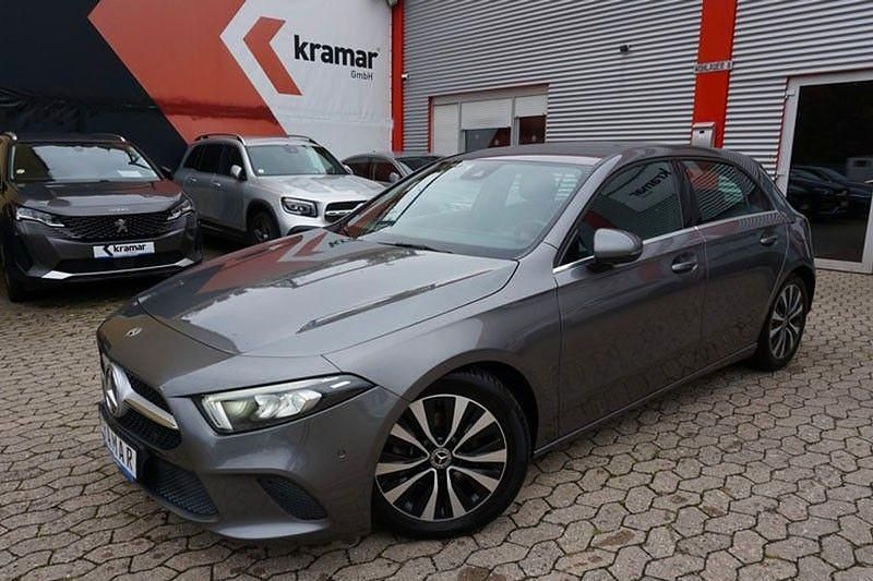 Grau Gebraucht 2021 Mercedes A200 Style Limousine | 18.490 € (Guter Preis) - Bild 1/4