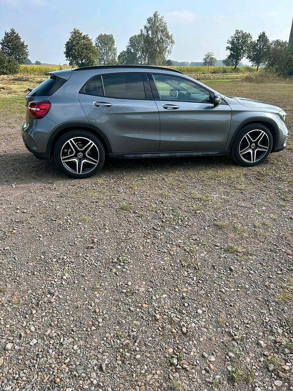 Gebraucht Mercedes GLA200 156 PS (114 kW) 2019 Grau SUV