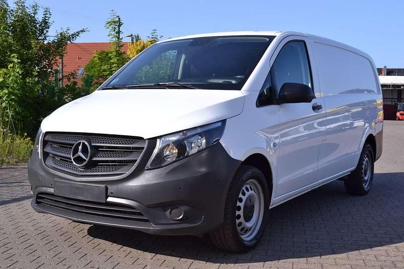 Weiß Gebraucht 2020 Mercedes Vito Van / Kleinbus | 21.182 € (Superpreis) - Bild 1/4